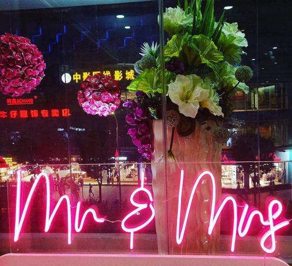 Pink Mr & Mrs Neon Sign